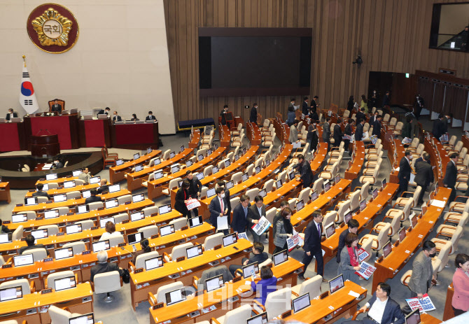 이상민 장관 탄핵안 가결, '본회의장 나가는 국민의힘'                                                                                                                                     