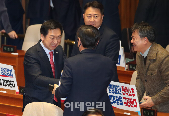 '의원들과 인사하는 김기현'                                                                                                                                                              