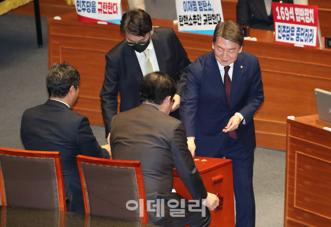 '이상민 장관 탄핵안 투표하는 안철수-윤상현'                                                                                                                                             