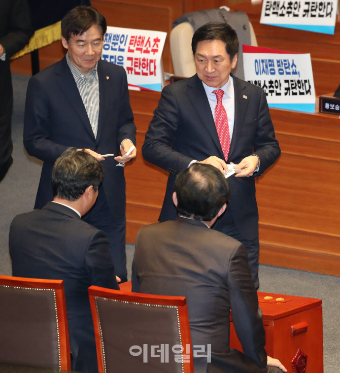 '이상민 장관 탄핵안 투표하는 김기현'                                                                                                                                                    