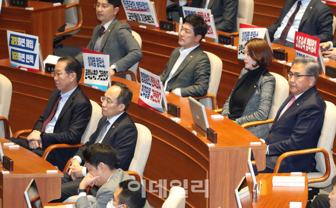 '이상민 장관 탄핵안 투표 기다리는 박진-추경호-권영세'                                                                                                                                   