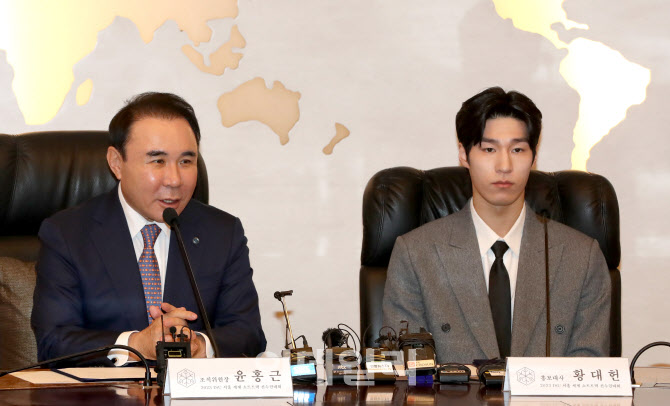 인사말하는 윤홍근 제너시스BBQ그룹 회장                                                                                                                                                            