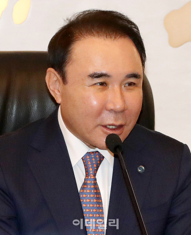 '2023 ISU 세계 쇼트트랙 선수권대회 홍보대사 위촉식'에서 인사말하는 윤홍근 회장                                                                                                          