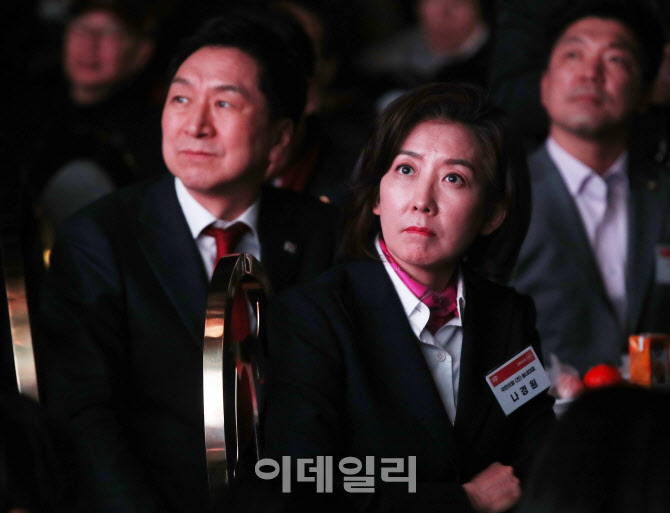  동영상 보는 나경원 전 의원                                                                                                                                                                       