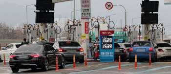 차 끌기 버겁다...치솟는 기름값 이번주 휘발유 9.6원·경유 14.7원↑ 포토 > 경유-휘발유 가격 차 10원대 – 이데일리” style=”width:100%” title=”포토 > 경유-휘발유 가격 차 10원대 – 이데일리” loading=”lazy”><figcaption>포토 > 경유-휘발유 가격 차 10원대 – 이데일리</figcaption></figure>
<figure><img decoding=