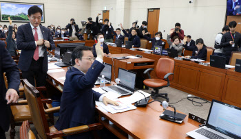 논란의 `노란봉투법` 결국 野 강행..환노위 통과