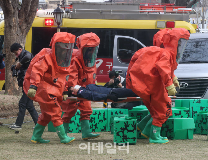  독가스 중독 환자 이송                                                                                                                                                                            