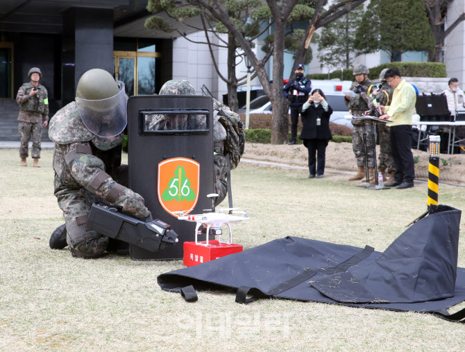  드론 폭약물 제거                                                                                                                                                                                 