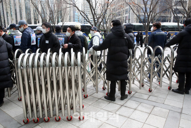  바리케이트 설치된 포스코홀딩스 주주총회                                                                                                                                                          