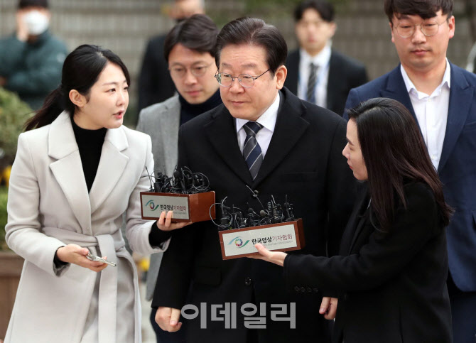 '법원 들어서는 이재명 대표'                                                                                                                                                             