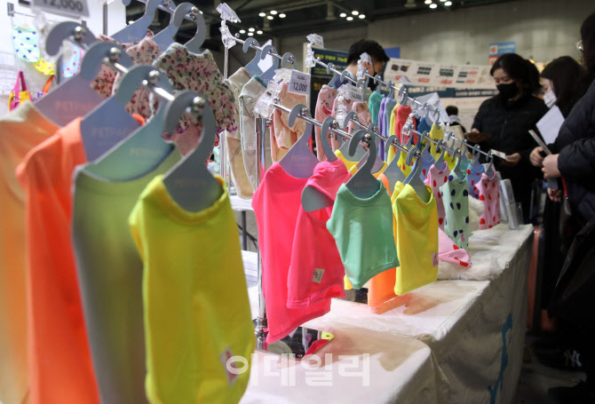  화려한 반려견 패션                                                                                                                                                                               
