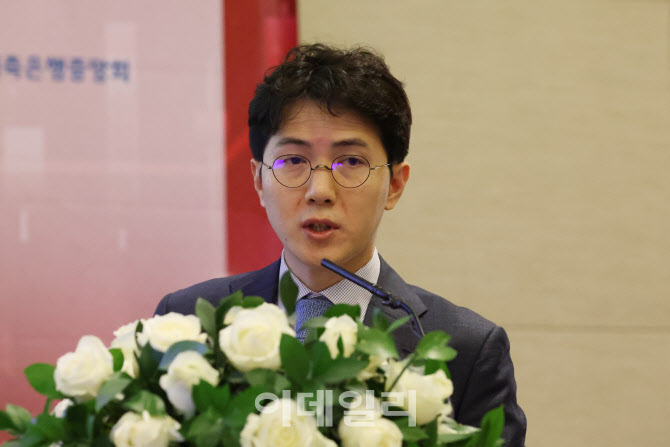 발언하는 정준섭 NH투자증권 애널리스트                                                                                                                                                             