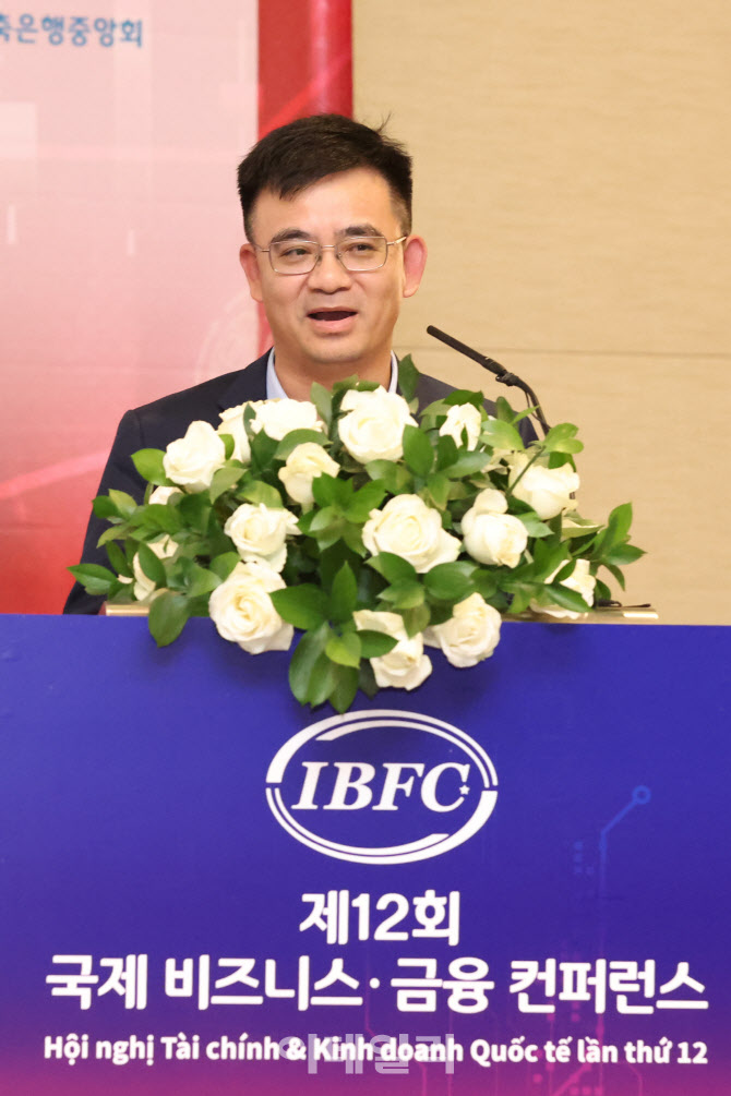 발언하는 응우옌 꽝 흥 Bao Viet 손해보험 부사장                                                                                                                                                    