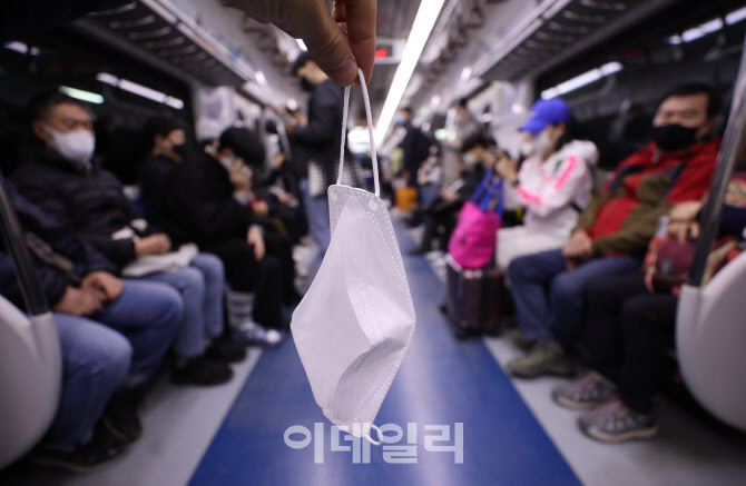 내일부터 지하철, 버스 등 대중교통 마스크 착용 의무 해제                                                                                                                                           