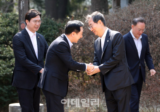 고위당정협의회, '악수하는 한덕수-김기현'                                                                                                                                                