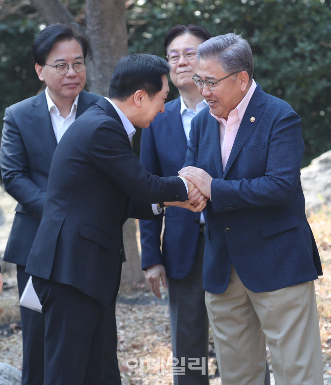 고위당정협의회, '악수하는 김기현-박진'                                                                                                                                                  