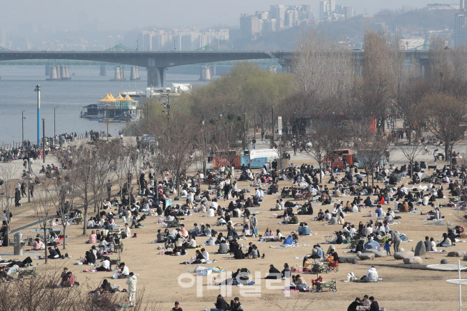 '북적이는 여의도 한강시민공원'                                                                                                                                                          
