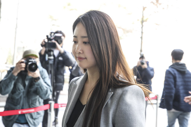  증인 출석하는 김다예 씨                                                                                                                                                                          