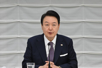 尹, 정상회담 후속조치 잰걸음…위안부·오염수는 '뇌관'