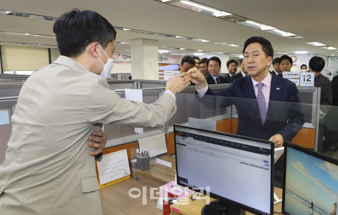 중앙 서민금융통합지원센터 직원 격려하는 김기현 대표 
