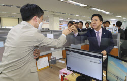 [포토]중앙 서민금융통합지원센터 직원 격려하는 김기현 대표                                                                                                                                               