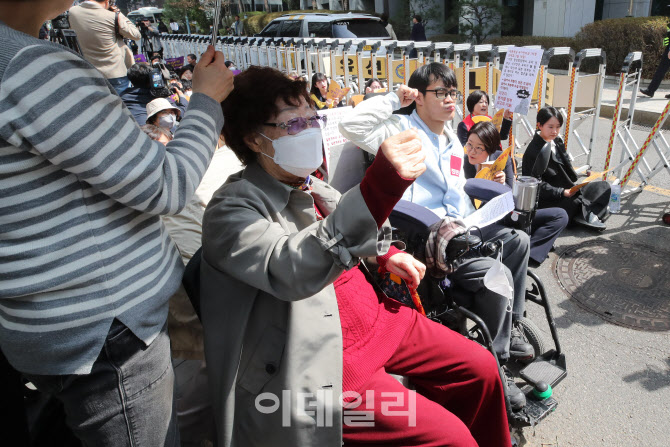 구호 외치는 '위안부 피해자' 이용수 할머니                                                                                                                                               