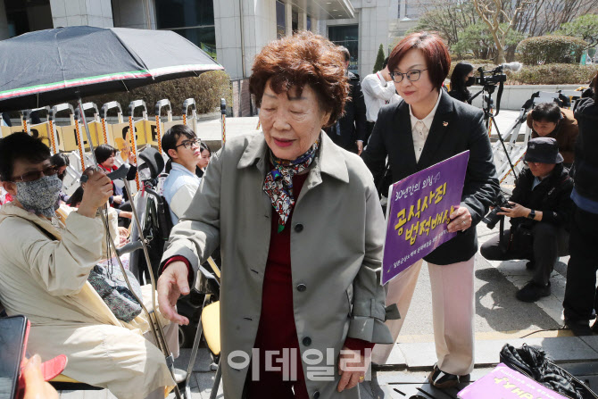 발언 마친 '위안부 피해자' 이용수 할머니                                                                                                                                                 