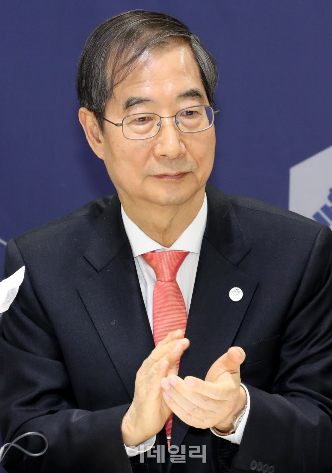 박수치는 한덕수 국무총리                                                                                                                                                                          