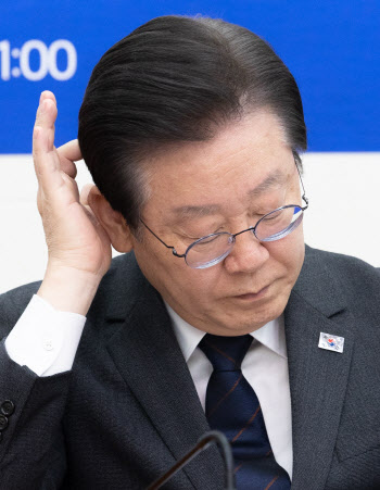 `이재명 사퇴`는 여름? 겨울?…대장동 기소에 혼잡한 野