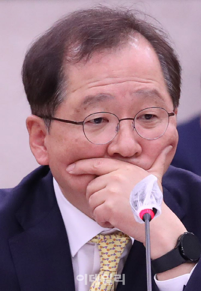 농해수위 전체회의, '질의듣는 조승환 장관'                                                                                                                                               