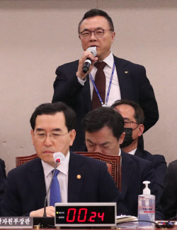 [포토]'답변하는 황주호 사장'                                                                                                                                                                  