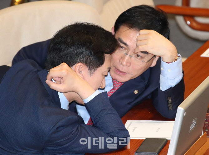 김기현-태영호, '본회의에서 대화'                                                                                                                                                        