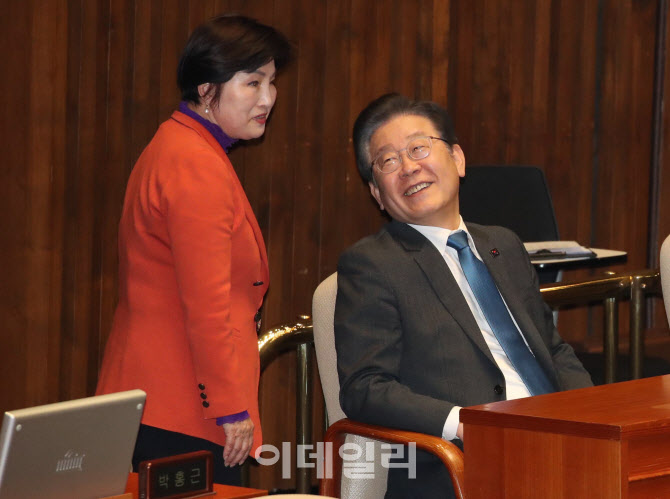 국회 본회의, '대화하는 이재명-전혜숙'                                                                                                                                                   