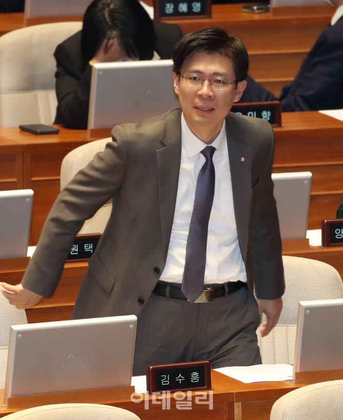 '국회 본회의 참석한 조정훈'                                                                                                                                                             