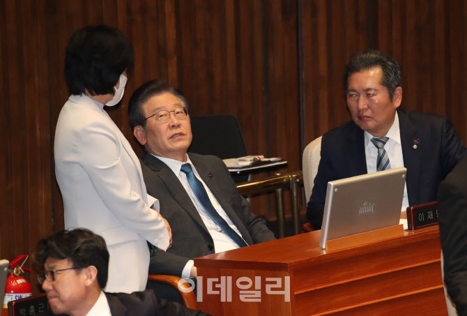 '본회의 참석한 이재명 대표'                                                                                                                                                             