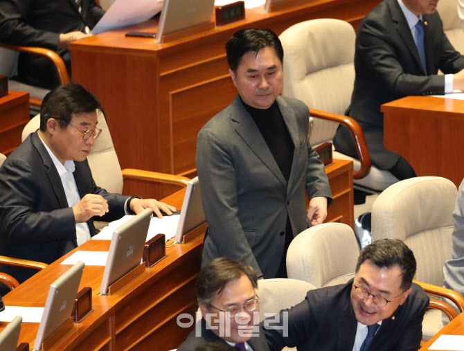 '본회의 참석하는 김종민'                                                                                                                                                                