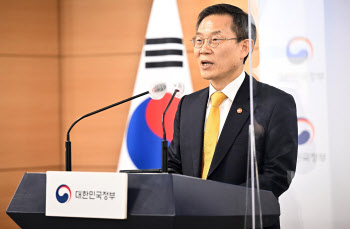SKT, 5G 요금제 확대에…이종호 장관 "KT, LG U+도 출시 준비"
