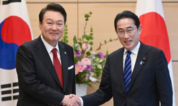 일본, 반도체 3대 소재 수출제한 해제…오늘부터 적용