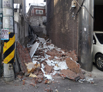 서울 수유동 4층 빌라 외벽 ‘와르르’… 거주민 21명 긴급 대피