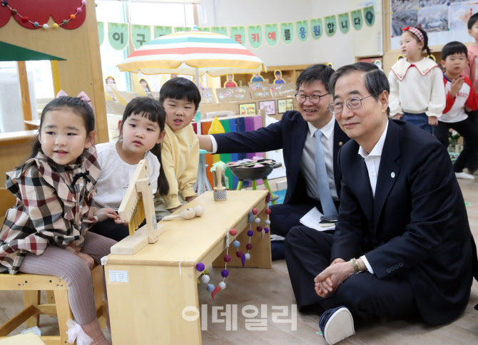  구로삼성어린이집 수업 참관하는 국무총리                                                                                                                                                          