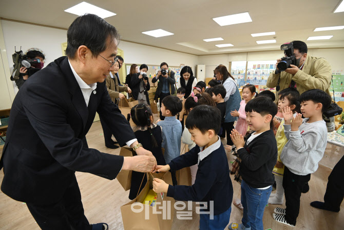  선물전달하는 한덕수 총리                                                                                                                                                                         