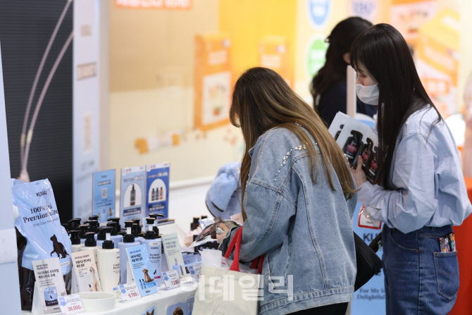 제품 살펴보는 견주                                                                                                                                                                                