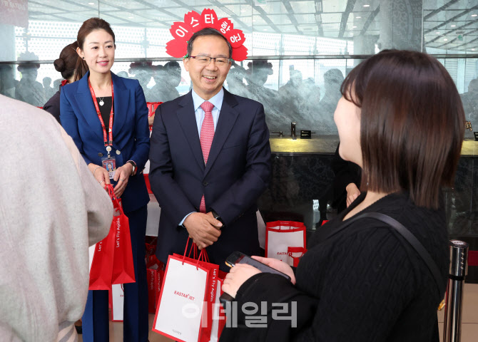 운항재개 맞아 승객들에게 감사인사 전하는 조중석 이스타항공 대표                                                                                                                                   