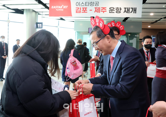 이스타항공, 3년만에 운항 재개                                                                                                                                                                     