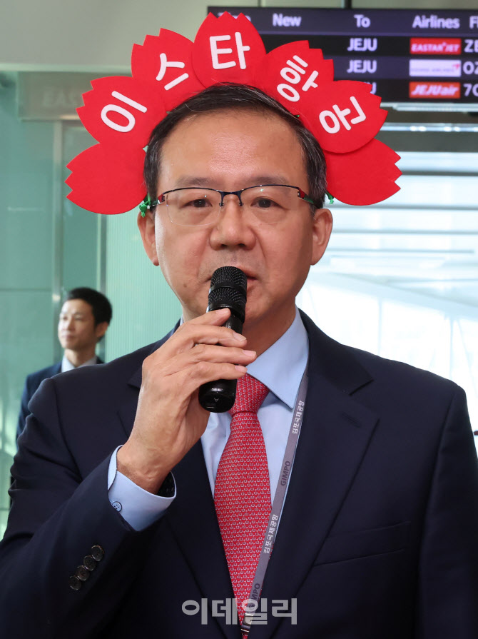 운항재개 맞아 승객들에게 감사인사말하는 조중석 대표                                                                                                                                               