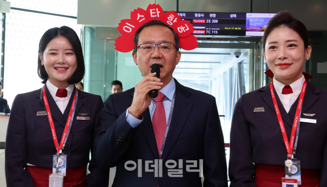 운항재개 맞아 승객들에게 감사인사말하는 조중석 이스타항공 대표                                                                                                                                    