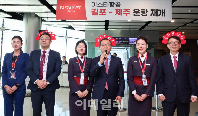 이스타항공 3년만에 운항재개, 승객들에게 감사인사말하는 조중석 대표                                                                                                                                