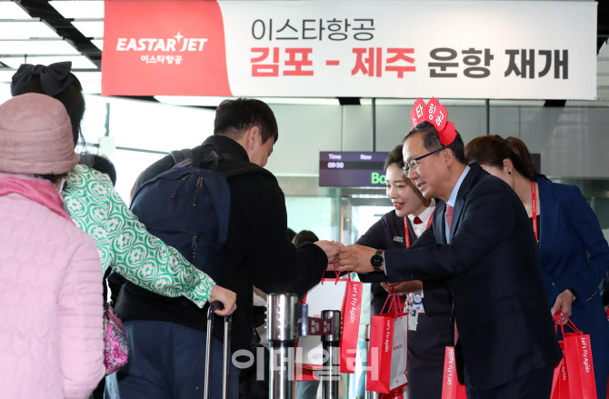 게이트 앞에서 승객들에게 감사인사하는 조중석 이스타항공 대표                                                                                                                                      