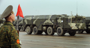 푸틴, '친러' 벨라루스에 전술핵무기 배치…나토 위협