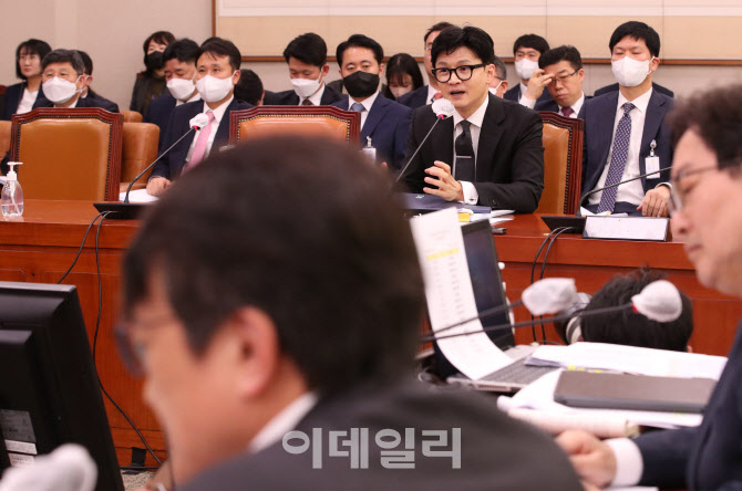 '김의겸 의원 질의에 답변하는 한동훈 장관'                                                                                                                                               